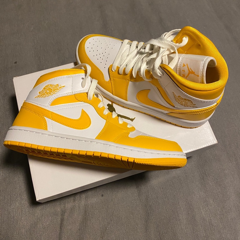 NIB Jordan 1 mid sz 8.5